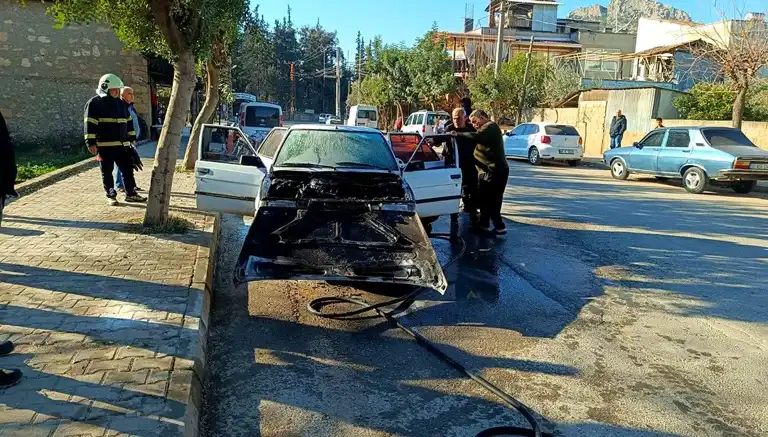 Adana'da Seyir Halindeki Otomobil Yandı!